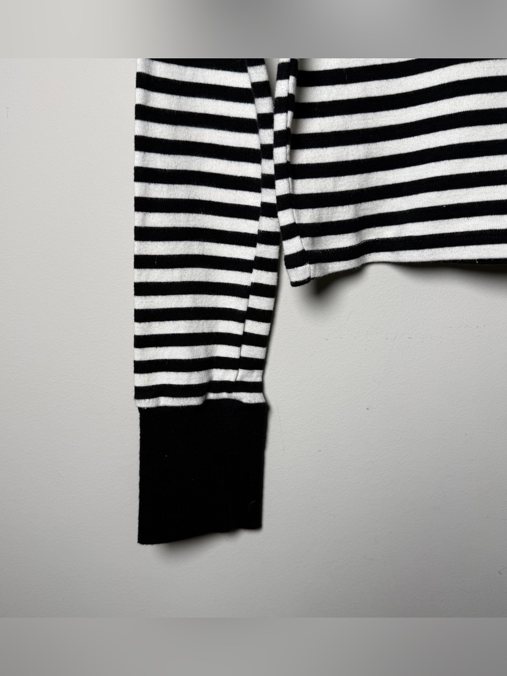 Hot Topic Black White Stripe Crop Top Heart Patch Long Sleeve Color Block L - Picture 3 of 9